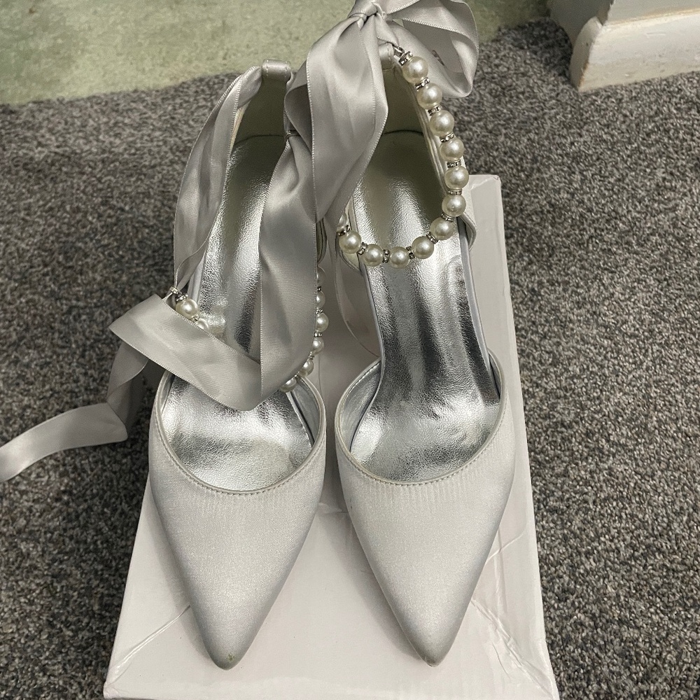 *NWOT* Women's Pearl Silver Wedding Shoes / size 5